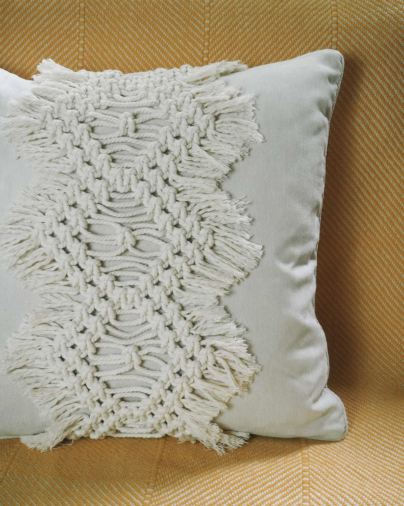 Mountain macrame pillow tutorial