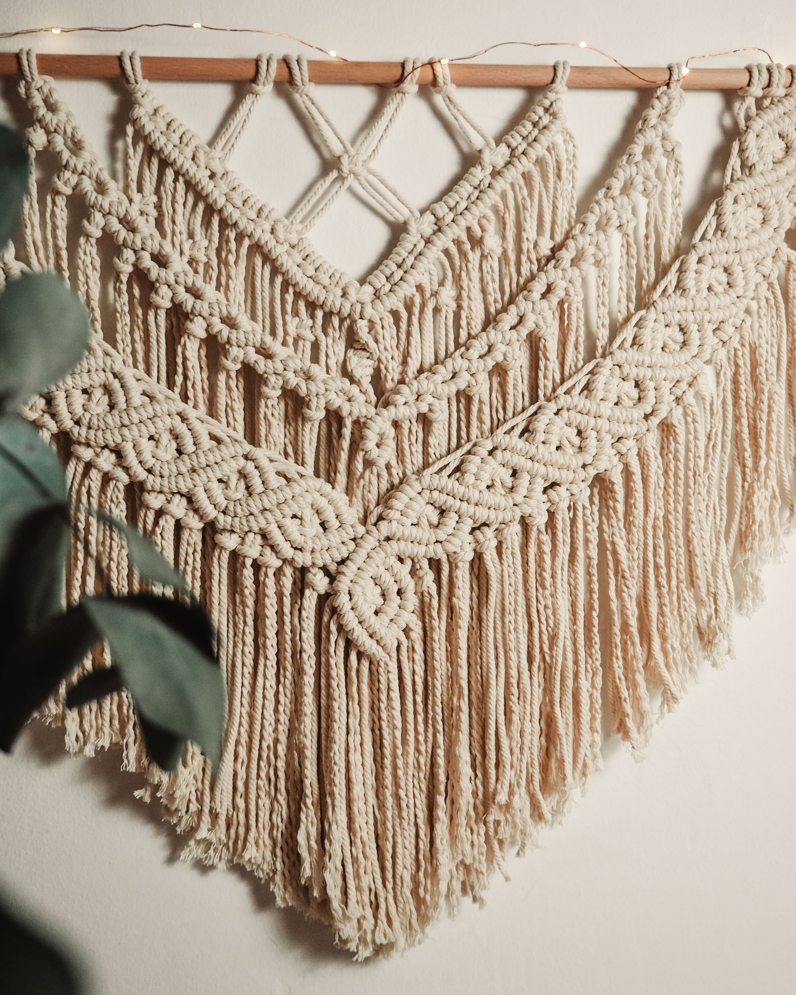 Macrame pattern for a boho wall hanging